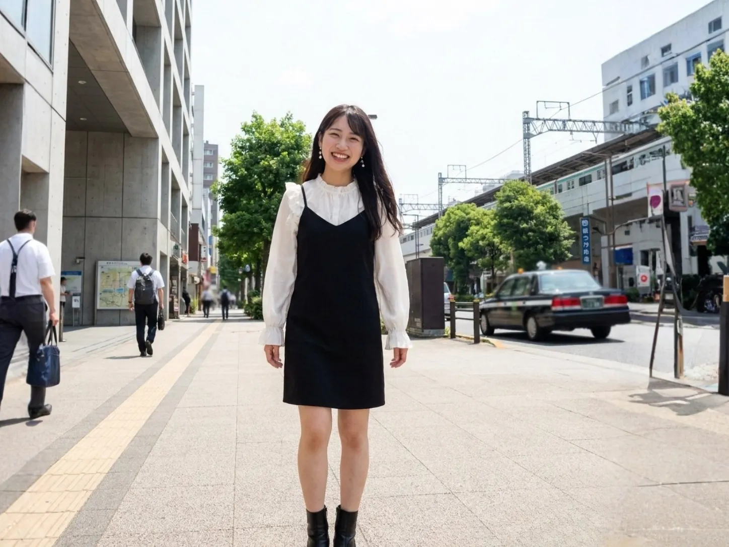 スタッフに安全面を相談する成人女性