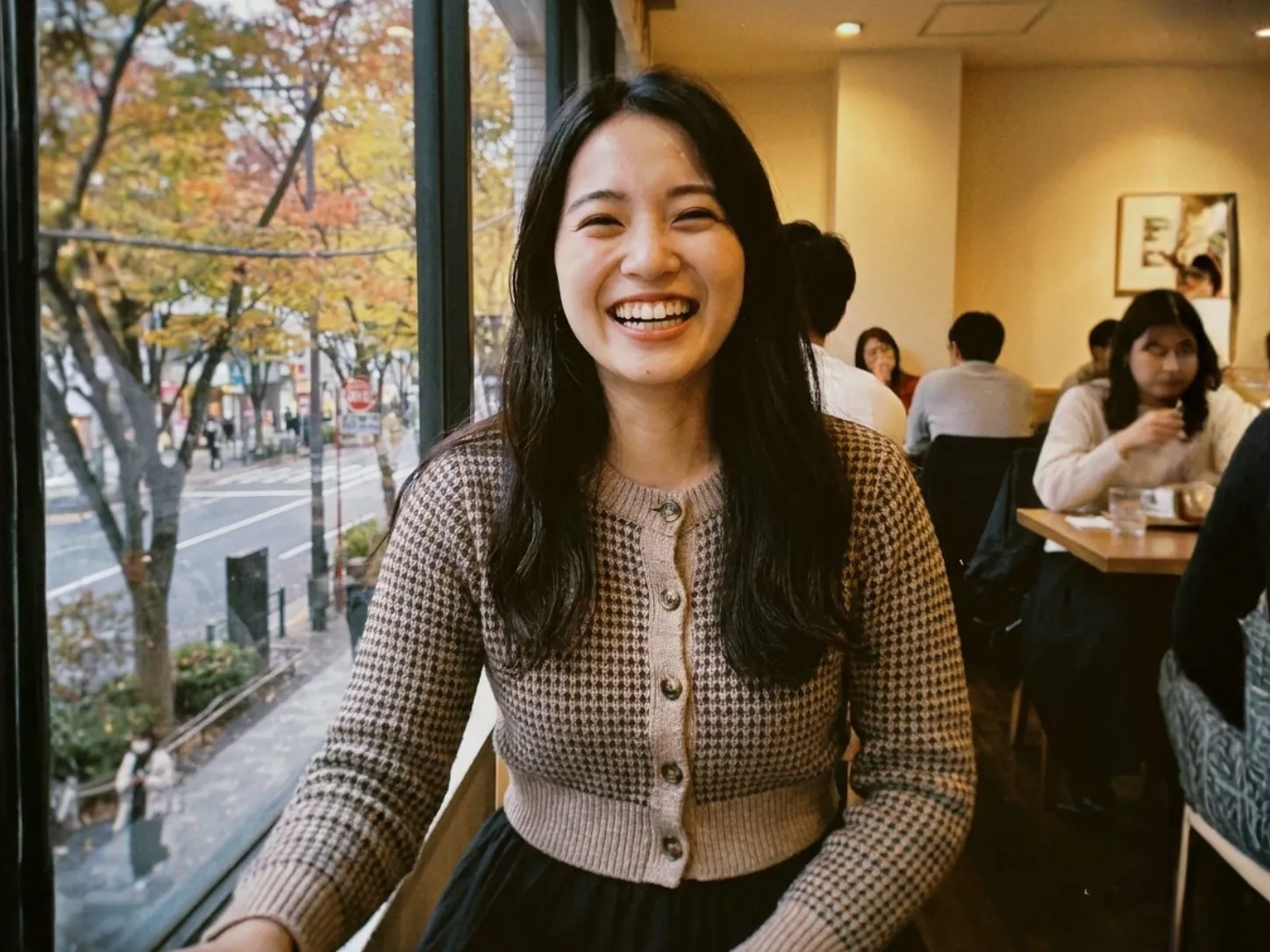 仕事内容を確認する成人女性