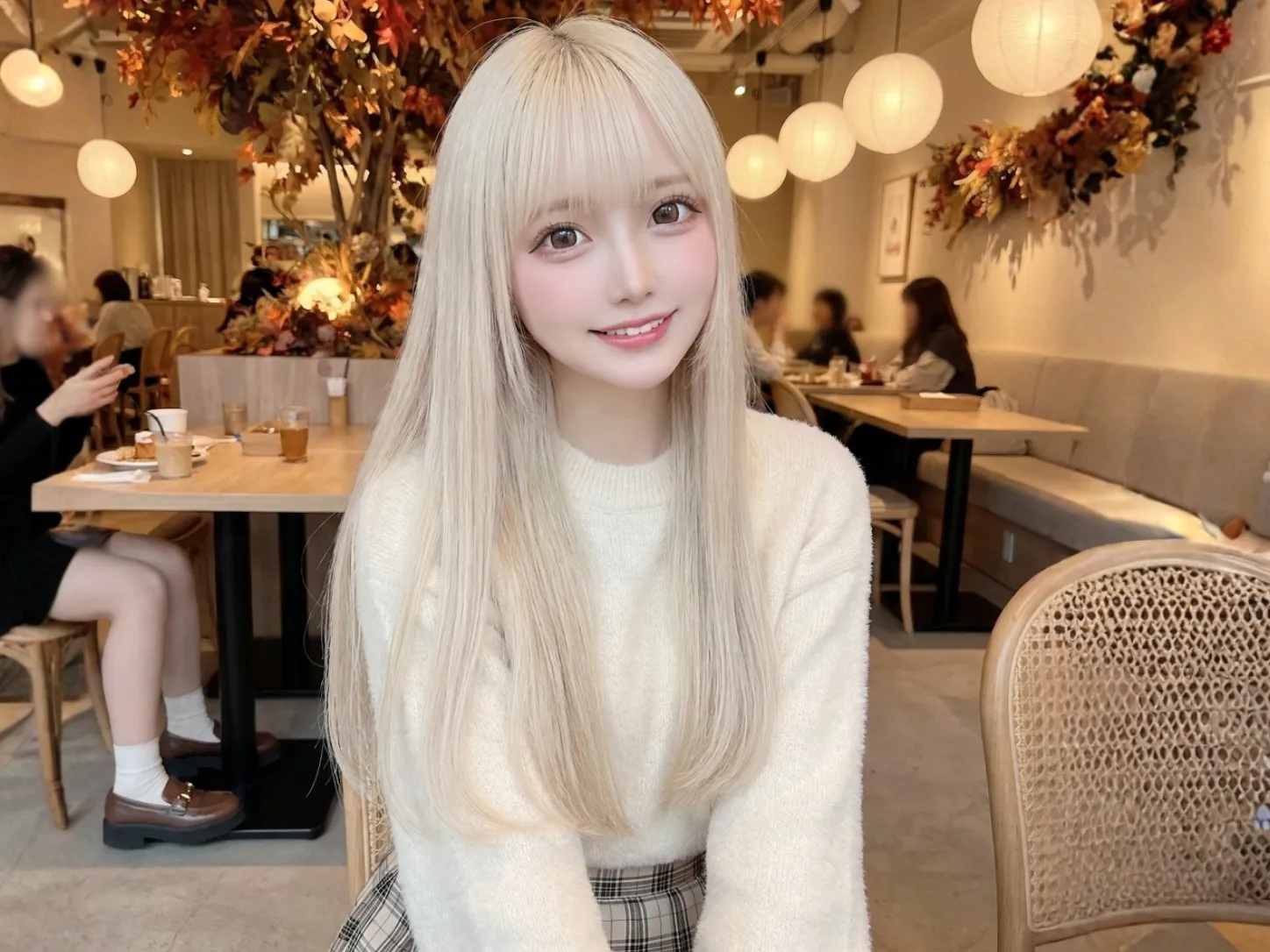 穏やかな表情でスマートフォンを持つ成人女性のイメージ