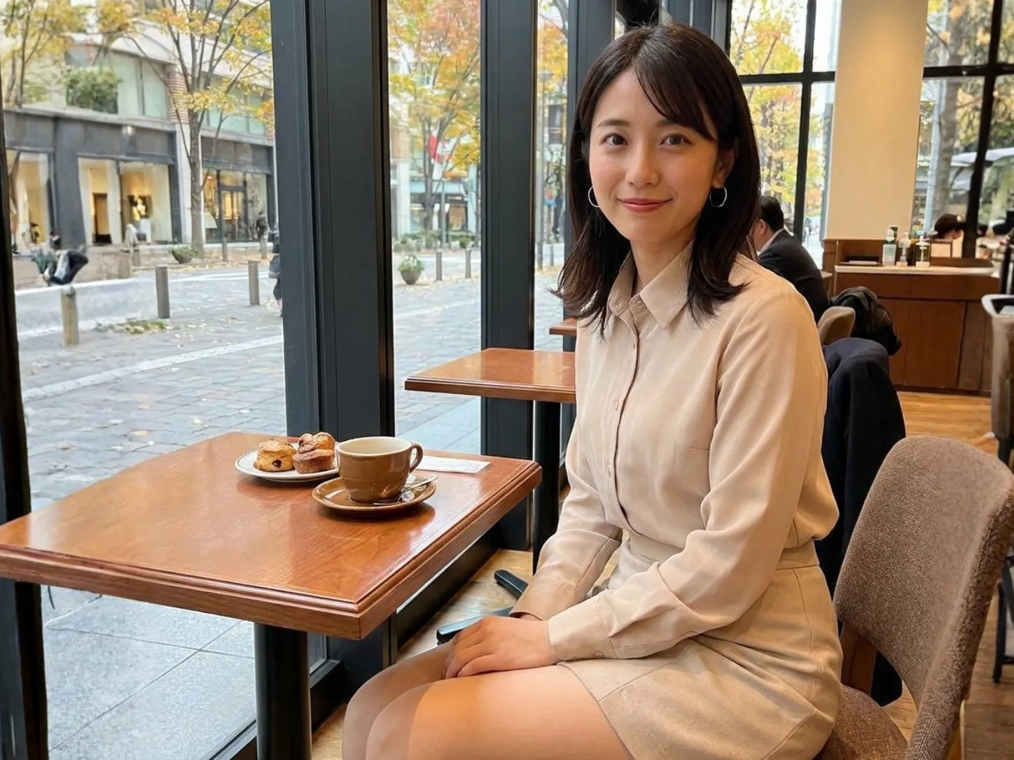 東京の部屋で自然に過ごす成人女性